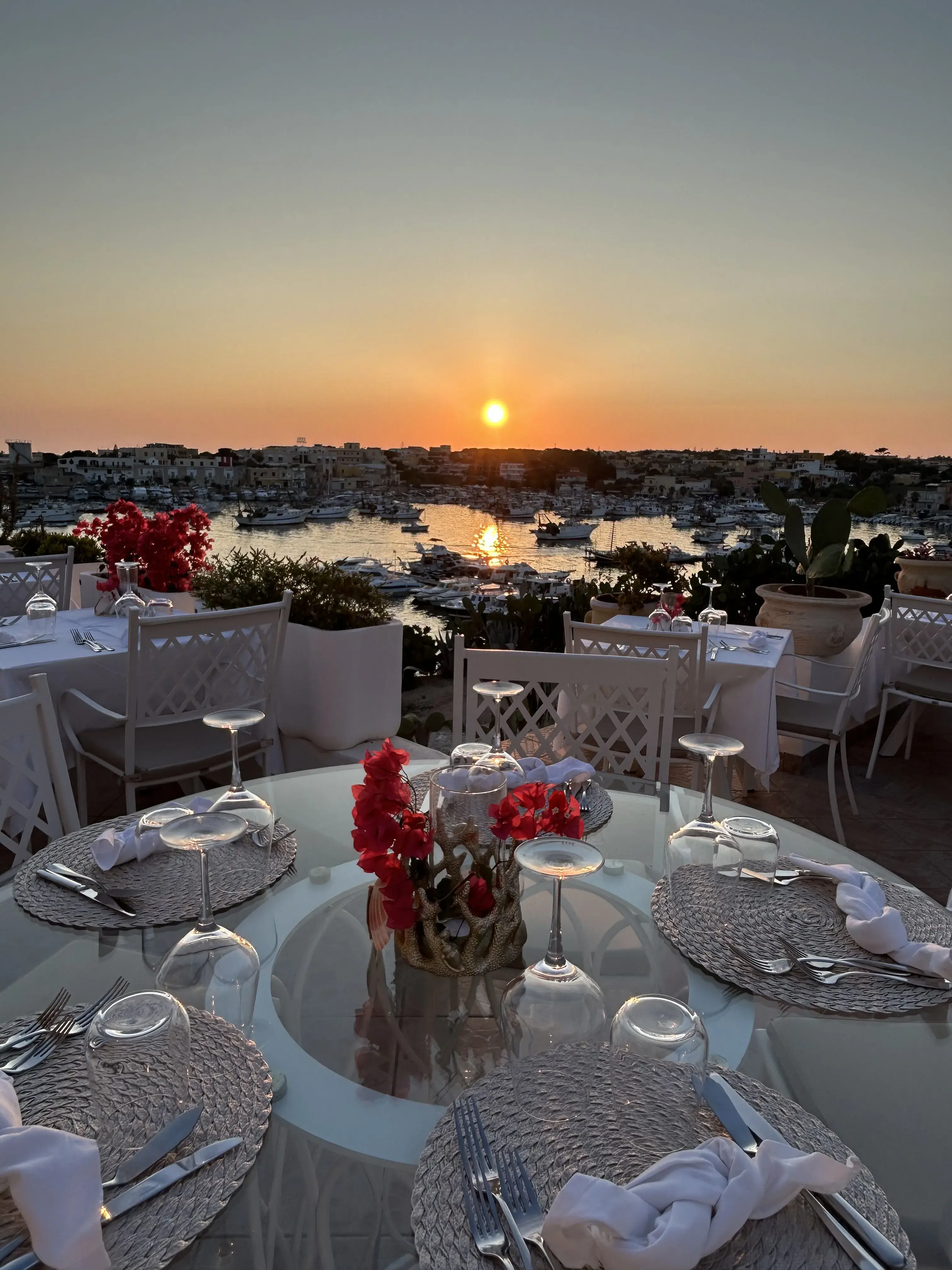 Vista panoramica dal ristorante Il Saraceno sul porto di Lampedusa